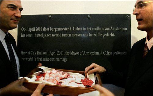 AMSTERDAM – Burgemeester Cohen van Amsterdam onthulde woensdagmorgen een herdenkingsplaquette van het homohuwelijk. Op 1 april 2006 was het vijf jaar geleden dat Cohen het eerste volledig gelijkberechtigde huwelijk ter wereld sloot tussen mensen van hetze