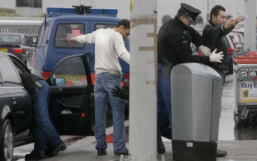 SCHIPHOL – Het toezicht rond luchthaven Schiphol werd woensdag geïntensiveerd naar aanleiding van een dreigbrief. De Nationaal Coördinator Terrorismebestrijding beschikt over de brief, waarin gedreigd zou zijn met een terreuraanslag. De marechaussee onder