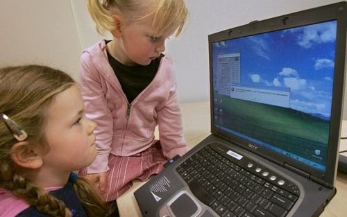 NUNSPEET – Met Kliktime, het nieuwe computerprogramma van Kliksafe, kunnen ouders tot in detail instellen hoe lang hun kinderen de computer mogen gebruiken en welke programma’s en websites voor hun wel of niet toegankelijk zijn. - Foto RD, Anton Dommerhol