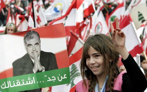 &#61656;u18,1,0&#61655;BEIROET &#61559;– Duizenden Libanezen hebben woensdag in het centrum van Beiroet de moord op oud premier Rafik Hariri, woensdag precies twee jaar geleden, herdacht. Foto: een meisje toont een portret van de vermoorde Hariri. Foto EP