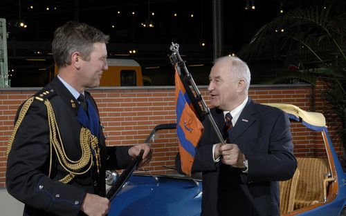 De stalmeester van de koningin, kolonel G. E. Wassenaar, bracht bij de overhandiging van de koninklijke bus het vaandel van koningin Beatrix mee dat op de bus wapperde als de vorstin het voertuig gebruikte. Vicevoorzitter van het museum Staals nam het vaa