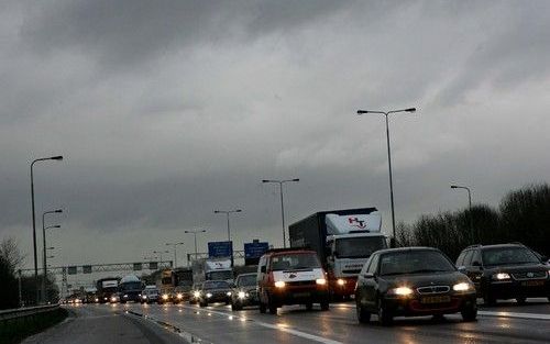 Het merendeel van de automobilisten draagt het fileleed geduldig, een enkeling springt uit de band. Door veelvuldig van rijstrook te wisselen, te duwen of te schelden. Foto’s RD, Anton Dommerholt