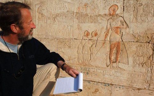 LEIDEN – Conservator dr. Maarten Raven bij een graftombe die Leidse archeologen in Egypte hebben ontdekt. De graftombe is van Ptahemwia. Hij was de schenker des konings ten tijde van farao Achnaton (ca. 1351 1334 voor Christus). Foto ANP