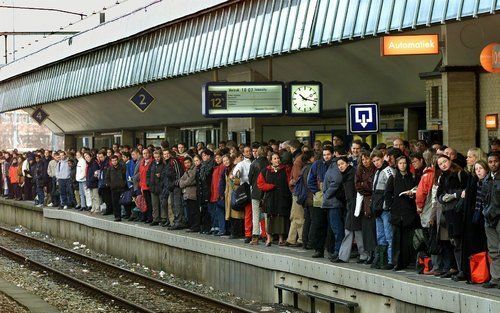 AMSTERDAM – Twee jaar achtereen groeide het aantal treinreizigers met 5 procent. Die toename bracht het aantal dagelijkse klanten van 1 op 1,1 miljoen. Dat zijn elke dag 100.000 reizigers extra. NS topman Veenman noemt de groei „fenomenaal.” Niet eerder i