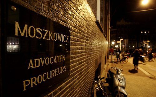 AMSTERDAM – Het kantoor van advocaat Bram Moszkowicz aan de Amsterdamse Herengracht, vrijdag. De politie heeft bevestigd dat de advocaat rond halfzeven is meegenomen uit zijn woning annex kantoor. Hij is in veiligheid gebracht. Foto ANP.