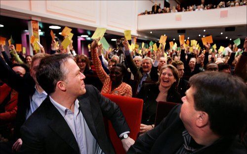 ZWOLLE – Het PvdA congres heeft zaterdag in Zwolle met grote meerderheid ingestemd met regeringsdeelname van de partij. Partijleider Bos en de nieuwe Tweede Kamerfractieleider Tichelaar (r.) kijken naar de stemming. Foto: ANP