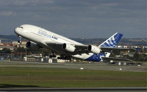 TOULOUSE – De Franse pers houdt rekening met het ontslag van meer dan 10.000 mensen bij Airbus. De reorganisatie werd vorig jaar in gang gezet, nadat er grote problemen aan het licht waren gekomen bij de productie van de A380, het dubbeldeksvliegtuig van 