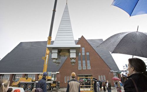 BARENDRECHT – Het nieuwe kerkgebouw van de gereformeerde gemeente in Barendrecht kreeg verleden week een toren met luidklok. Foto Jos Wesdijk