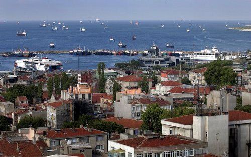 ISTANBUL – Zicht op de haven van de Turkse stad Istanbul. Een Nederlandse handelsdelegatie bezoekt volgende week Turkije, in het spoor van koningin Beatrix. Foto ANP