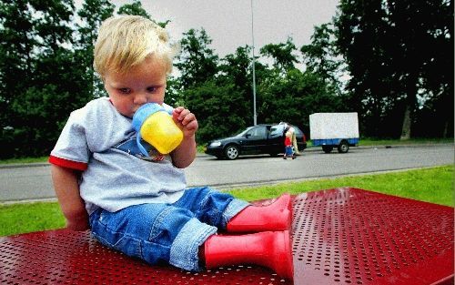 DE BILT - Het vakantieverkeer kwam vrijdag op gang, maar de drukte op de Nederlandse wegen viel erg mee. Deze kleuter drinkt op een picknicktafel onderweg zijn bekertje leeg. - Foto ANP