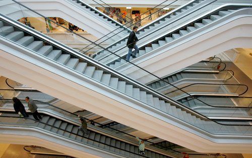 BRUSSEL – Europees commissaris Kroes legde woensdag een recordboete op aan vijf fabrikanten van liften en roltrappen. De bedrijven moeten in totaal 992 miljoen euro afdragen. Het Duitse ThyssenKrupp is verantwoordelijk voor de helft van het bedrag (479 mi