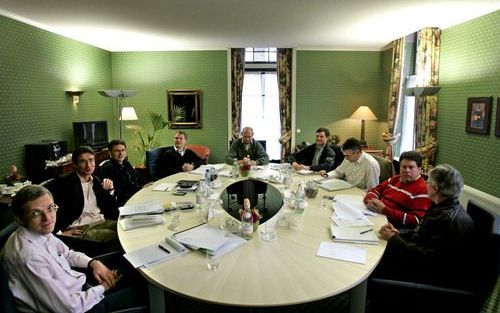 BEETSTERZWAAG – Aangestuurd door informateur Wijffels kozen de onderhandelaars van CDA, PvdA en CU ervoor om buiten Den Haag of in elk geval op afstand van het Binnenhof te vergaderen. Foto: het besloten beraad op Landgoed Lauswolt in het Friese Beetsterz