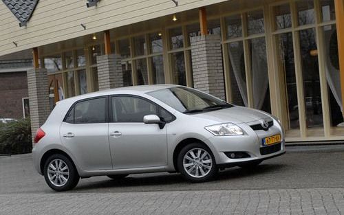 Wat uitstraling betreft is de nieuwe Toyota Auris een geslaagde mix van de Corolla en de huidige Yaris. Daar is niets mis mee en ook onderhuids is alles helemaal in orde. Foto’s Tony Vos