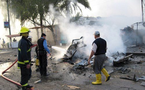 BAGDAD – Brandweermannen blussen een brand in Bagdad na een explosie van een autobom. De aanslag, die aan acht mensen het leven kostte, werd zaterdag gepleegd in het sjiitische deel van de Iraakse hoofdstad. Foto EPA.