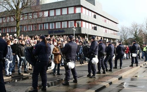 DOETINCHEM – In Doetinchem is zaterdag door de leden van de Nederlandse Volksunie (NVU) onder politiebegeleiding gedemonstreerd. De route werd aangepast vanwege de aanwezigheid van tegendemonstranten. Foto ANP