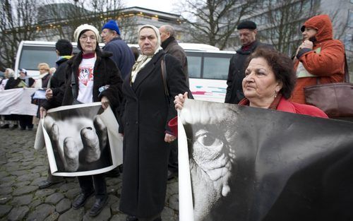 DEN HAAG - Overlevenden van de oorlog in voormalig Joegoslavië houden maandag een wake bij het Vredespaleis in Den Haag. Het Internationaal Gerechtshof doet maandag uitspraak in de genocideklacht die Bosnie-Herzegovina in 1993 aanspande tegen Joegoslavie.