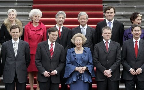 DEN HAAG - Minister van der Hoeven, links bovenaan, met haar bontkraag bij de beëdiging van het nieuwe kabinet. Foto ANP