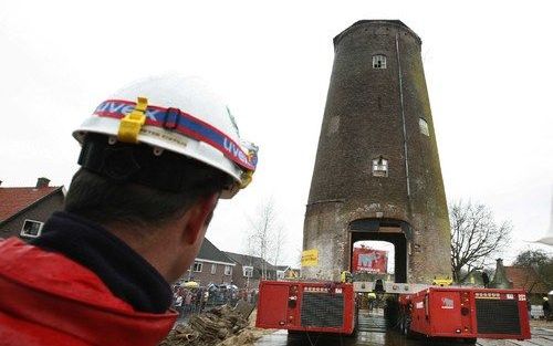 AMERONGEN – In Amerongen is dinsdag de korenmolen Maallust 20 meter verplaatst. De molen kreeg een nieuwe locatie vanwege de bouw van een appartementencomplex, waardoor hij niet meer goed tot zijn recht zou komen. Foto William Hoogteyling