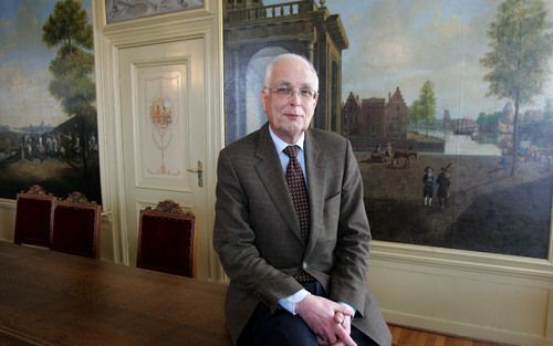 NIJKERK – Burgemeester Vries van Nijkerk gaat met pensioen. Hij blikt tevreden terug. Foto RD, Anton Dommerholt