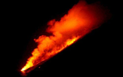 Vanuit de vulkaan op het kleine Italiaanse eilandje Stromboli stroomt sinds dinsdag lava in zee. Foto EPA