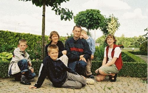 BARNEVELD - Wim en Alberdien Polinder en hun kinderen zijn definitief terug in Nederland. Acht jaar is Polinder werkzaam geweest onder een MikiforÃ©-stam in de binnenlanden van Guinee. - Foto Jan Roos