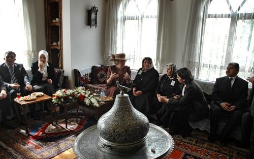 KAYSERI – Koningin Beatrix sprak woensdag in Kayseri met een groep Turken die na een –vaak langdurig– verblijf als gastarbeider in Nederland naar hun geboortestreek terugkeerden. De ontmoeting was onderdeel van het staatsbezoek dat de vorstin met de kroon