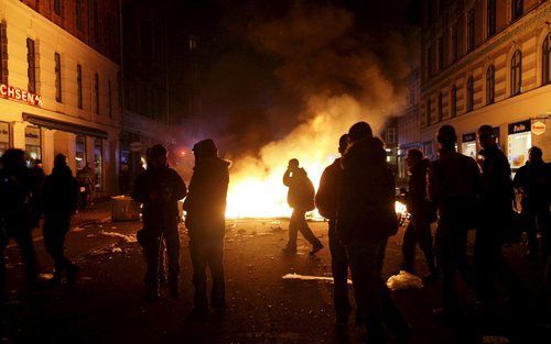 KOPENHAGEN – De ontruiming van een kraakpand in het centrum van de Deense hoofdstad Kopenhagen liep donderdag uit op hevige rellen. De politie verrichtte meer dan 250 arrestaties. Twee mensen raakten lichtgewond. Foto EPA.