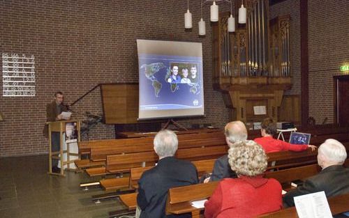 HEERDE – Kees en Aletta Stout werken voor Wycliffe Bijbelvertalers in Papoea. In de christelijke gereformeerde kerk te Heerde spraken zij donderdag tijdens hun verlof over hun werk als ”member care promotors”. „Pas als je de Bijbel in de eigen taal leest,