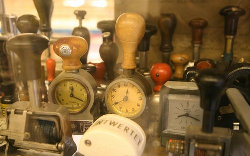 Een hoek van Stempelgalerie De Voet staat vol met antieke stempels. Eigenaar Gerart Bot wil in de toekomst in de kelder van zijn pand een klein museum realiseren. Foto’s RD, Henk Visscher