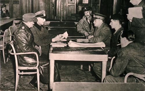 WAGENINGEN – De capitulatie van het Duitse 25e leger in Hotel De Wereld in Wageningen. Aan de tafel, die een plekje krijgt in museum De Casteelse Poort, onder anderen prins Bernhard en de Canadese generaal Foulkes (r.) en de Duitse generaals Blaskowitz en