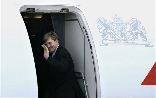 ISTANBUL – Prins Willem Alexander zwaait in de deuropening van de KBX, het regeringstoestel, voor hij met ko ningin Beatrix en prinses Máxima terugvliegt naar Nederland. Gisteren sloot het koninklijke drietal het vierdaag se staatsbezoek aan Turkije af. F