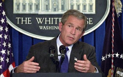 WASHINGTON - De Amerikaanse president Bush tijdens een persconferentie maandag waarop hij bekendmaakte dat er hard opgetreden zal worden tegen corrupterende bedrijven. - Foto AFP