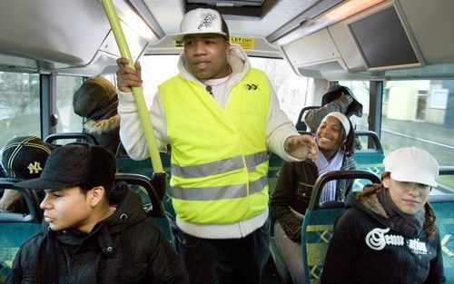 ALMERE – Een leerling van de school Aquarius in Almere houdt toezicht op buslijn 2 in die plaats. Samen met zeven medeleerlingen moet hij ervoor zorgen dat scholieren van Aquarius, een school voor zeer moeilijk opvoedbare kinderen, de bussen niet langer v