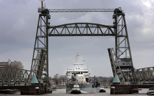 ROTTERDAM – De sleephopperzuiger Reynaert passeert in Rotterdam de Koningshavenbrug/Koninginnebrug. Het door IHC Holland Merwede gebouwde schip is deze week op proefvaart in Rotterdam en omgeving. Op 16 maart is de overdracht aan het Belgische bedrijf Dem