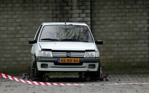 DEN BOSCH - In een in beslaggenomen auto die sinds dinsdagochtend bij het politiebureau aan de Beverspijken in Den Bosch stond, is een ,,serieus'' explosief aangetroffen. Het Explosieven Opruimingscommando (EOC) heeft het explosief ontmanteld en heeft de 