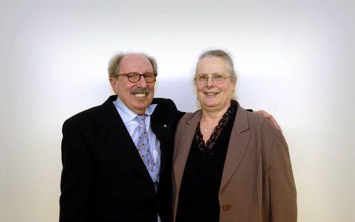 AMSTERDAM – Harry Philips (l.) heeft zijn leven te danken aan een ontsnappingstocht met de Groningse kustvaarder Friso. Hij herdacht dinsdag in Amsterdam de tocht met de boot naar Engeland, op 14 mei 1940. Rechts Irene McDonald Klugkist, de enige dochter 