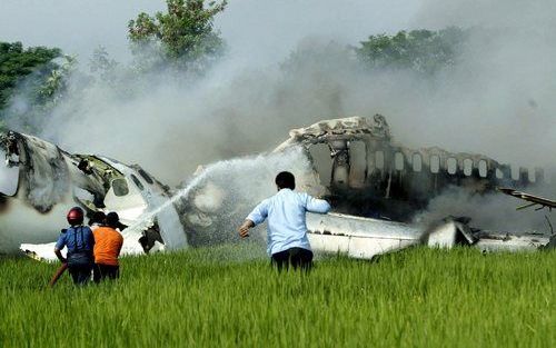 YOGYAKARTA - Reddingswerkers bij het wrak van de Boeing 737-400. Foto EPA