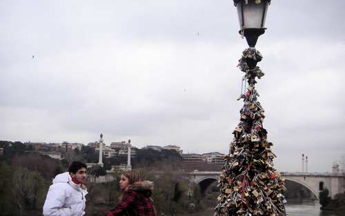 ROME – De lantaarnpaal op de Ponte Milvio brug over de Tiber in Rome is de laatste twee jaar uitgegroeid tot een liefdessymbool zoals het balkon van Romeo en Giulia in Verona. Foto Martin Zöller.