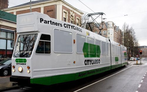 AMSTERDAM – City Cargo Amsterdam presenteerde gisteren in de omgeving van Artis een vrachttram die de komende weken gaat proefdraaien in de hoofdstad. Als de proef een succes blijkt, kunnen volgend jaar de eerste goederentrams worden ingezet. Foto FBF.NL