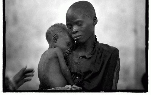 MALANGE - Moeder en kind na maanden weer herenigd. Af en toe gebeuren er in Angola ondanks de dramatische hongersnood kleine wonderen die de ellende enigszins verzachten. - Foto RD, Henk Visscher