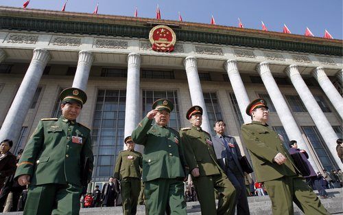 PEKING – Chinese afgevaardigden verlaten een zitting van het Volkscongres dat dezer dagen in Peking bijeen is. De volksvertegenwoordigers buigen zich onder andere over een omstreden wet die privébezit beschermt. Foto EPA.