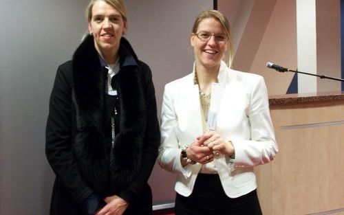 BARNEVELD – Het CBMC VrouwenNetWerk belegt drie keer per jaar een landelijke bijeenkomst. Donderdag was er één van. Henriëtte (l.) en Renate van Beynum gingen in op de vraag waar christenzijn en commercie samengaan en waar het confronterend wordt. FotoRD