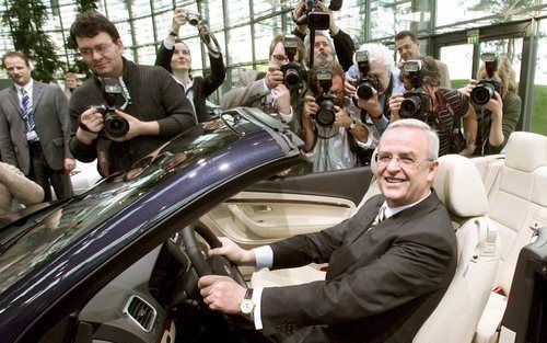 WOLFSBURG – VW topman Martin Winterkorn liet zich vrijdag bij de presentatie van de jaarcijfers fotograferen in een van de nieuwste modellen van de autofabrikant. Foto EPA