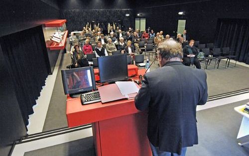 UTRECHT – De jaarlijkse studiedag van de Interconfessionele werkgroep Lutheronderzoek Nederland had vrijdag plaats in de bibliotheek van de Universiteit Utrecht op De Uithof. De bijeenkomst trok ongeveer veertig bezoekers. Foto Erik Kottier