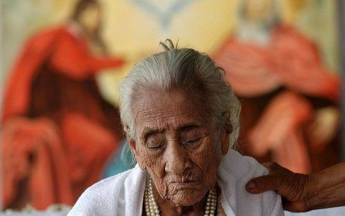 Deze foto werd gemaakt op 3 mei 2006 toen Hernàndez 128 jaar werd. Ze is tot haar honderdste vroedvrouw geweest. Hernàndez kreeg 13 kinderen en heeft nu 60 kleinkinderen, 80 achterkleinkinderen en 25 achter-achterkleinzoons. Foto EPA