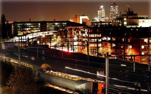 AMSTERDAM - Op station Amsterdam Muiderpoort is maandagavond een intercity uit Amersfoort op een lege dubbeldeks passagierstrein gebotst. De machinist van die trein raakte bekneld. Hij kon worden bevrijd en is lichtgewond. In de passagierstrein raakte nie