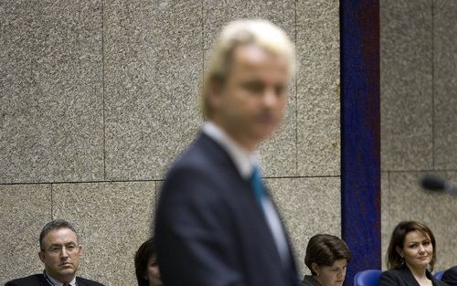 „De Tweede Kamer had een zeer principieel nee tegen de opvattingen van Wilders moeten laten horen, in plaats van een halfzachte discussie te voeren over te volgen procedures voor overigens noodzakelijk geachte wetswijzigingen die paal en perk zouden moete