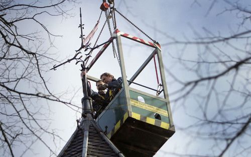 KOOTWIJK – Op de hervormde kerk van Kootwijk is donderdag de gerestaureerde torenspits teruggeplaatst. Foto APA