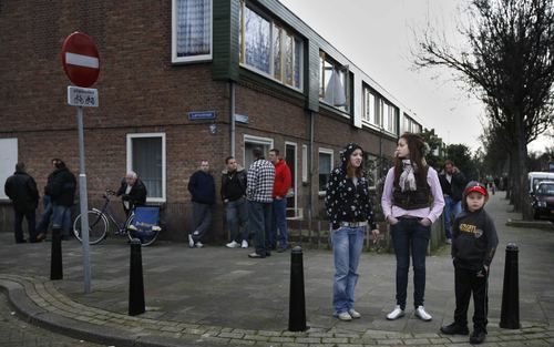 UTRECHT - Bewoners van de Utrechtse wijk Ondiep, staan met elkaar te praten over de gebeurtenissen van de afgelopen dagen. Foto ANP