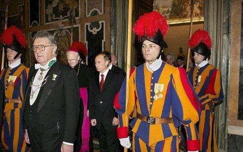 VATICAANSTAD – De Russische president Vladimir Poetin (m.) bracht dinsdagavond in Vaticaanstad een 25 minuten durend bezoek aan paus Benedictus XVI. Volgens Italiaanse media was het bliksembezoek bedoeld om de nogal stroeve relatie tussen het Vaticaan en 